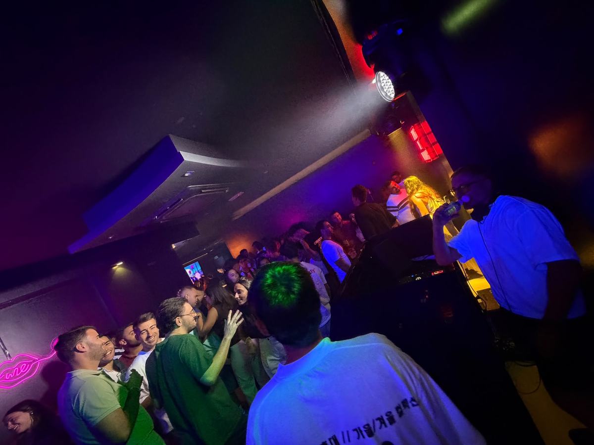 Pista de Jaleo Lounge llena de gente con el DJ pinchando