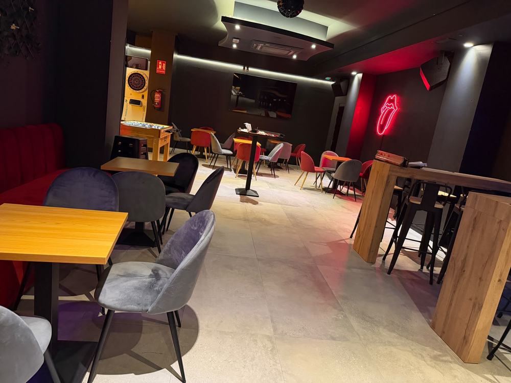 Sala de Jaleo Lounge con mesas, futbolín y diana